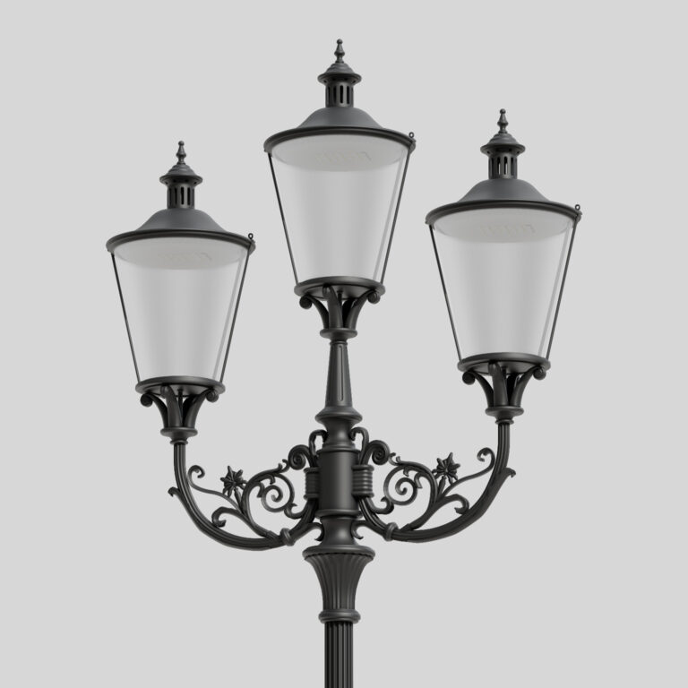 Renderização de um poste de iluminação decorativo de três braços com abajures em forma de cone cortado, feito de peças fundidas de alumínio. A estrutura inclui um braço decorativo simétrico com detalhes vegetais forjados e cúpulas ventiladas em cada um dos abajures.